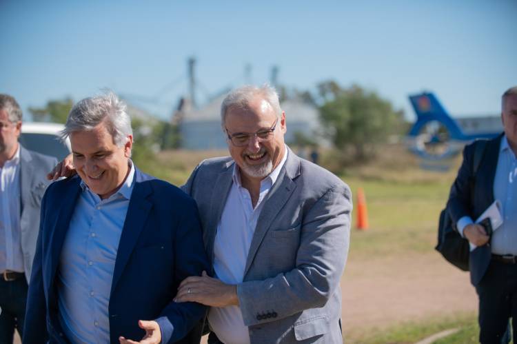 Llaryora visitó Sinsacate y confirmó aportes provinciales para la obra de Gas natural proyectada