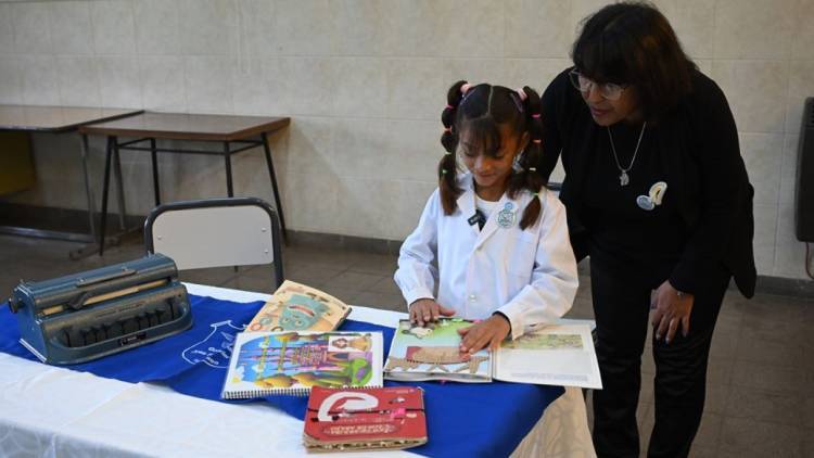 La Legislatura entregó reconocimiento a estudiante no vidente que publicó un libro en braille