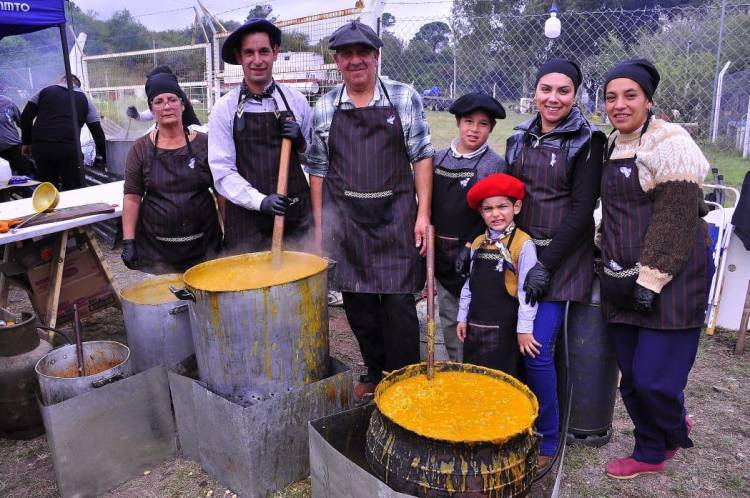 Embalse celebró la Revolución con Cultura, Encuentro y Locro Serrano