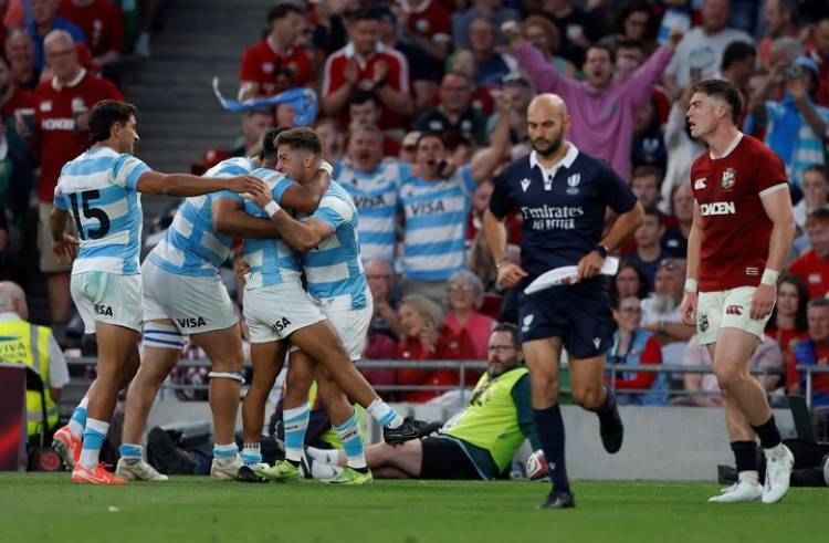Los Pumas luego del triunfo ante los British Lions, en lo más alto