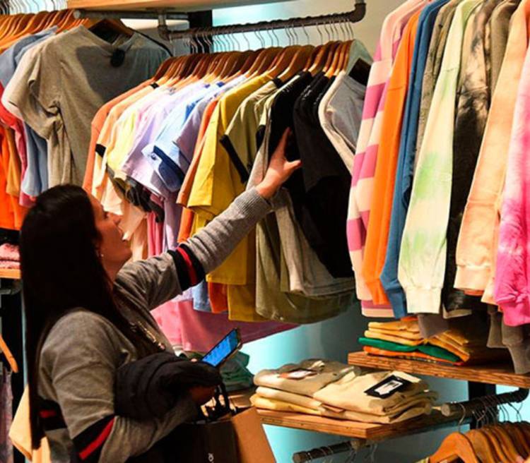 El consumo vuelve a mostrar crecimiento firme y augura un segundo semestre positivo
