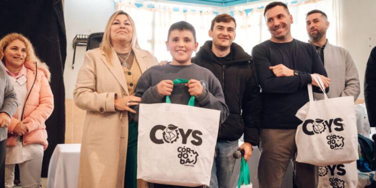 Del reciclaje al aula: Estudiantes diseñan buzos de egreso con telas recuperadas