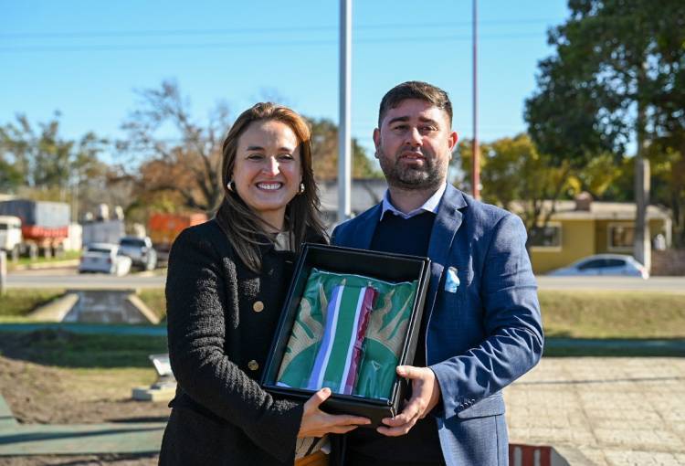 Rincón estrena su bandera oficial en emotiva ceremonia encabezada por la vicegobernadora Prunotto