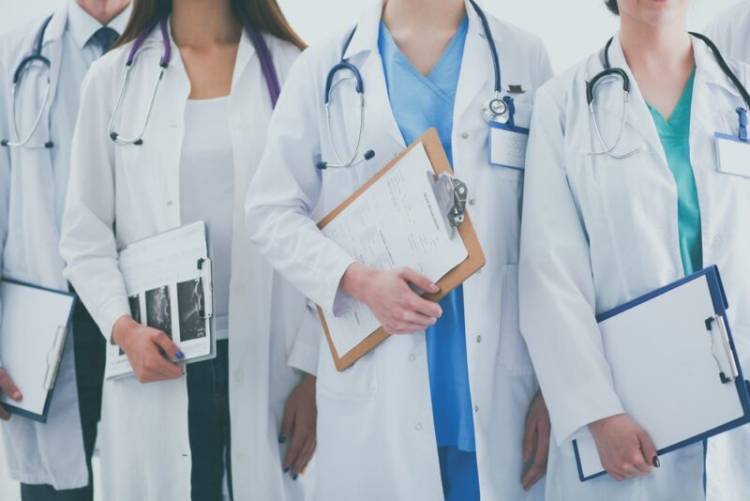 Ministerio de Capital Humano ajusta normas para convalidar títulos médicos extranjeros