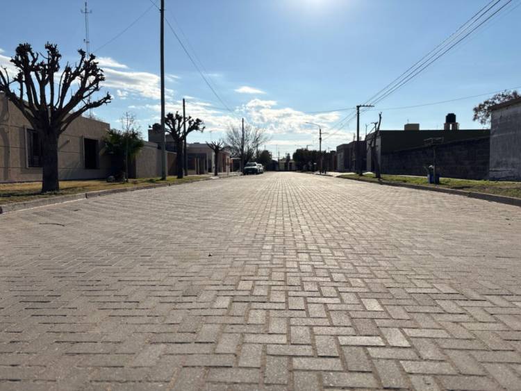 Arroyo Cabral: Finalizó obra de adoquinado que beneficia a 300 familias