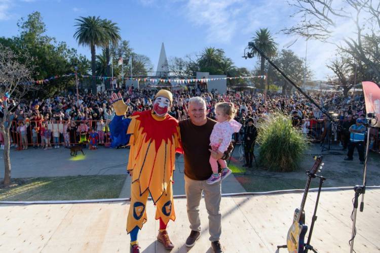 Arroyito celebró el Día de las Infancias con un show inolvidable de Piñón Fijo  