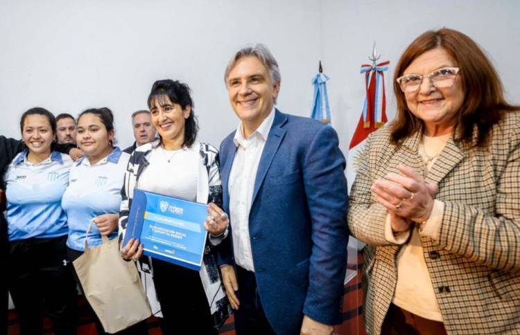 Llaryora entregó viviendas y anunció nuevas obras para Seeber