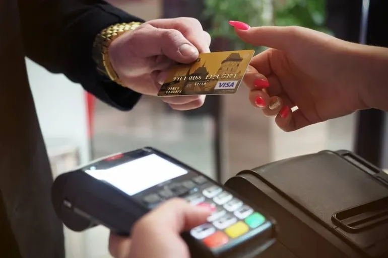 La suba de tasas golpea al consumo: Crece la mora y se enciende la alarma bancaria