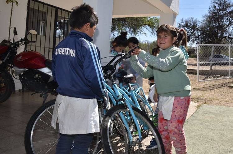 Niños del Paraje Agua del Crespín ya cuentan con transporte seguro a la escuela