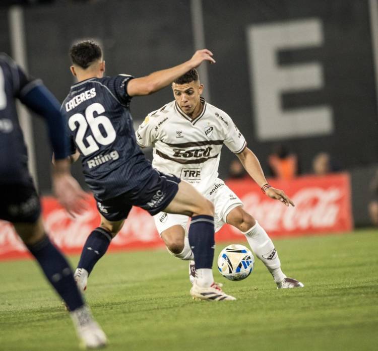 Talleres ganó 1 a 0 y sigue con vida