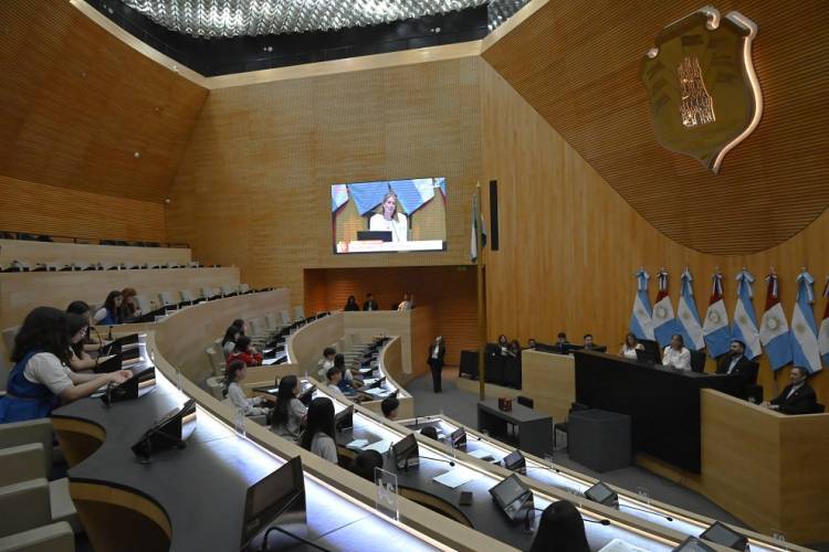 Estudiantes de Rio Ceballos debatieron como concejales en la Legislatura