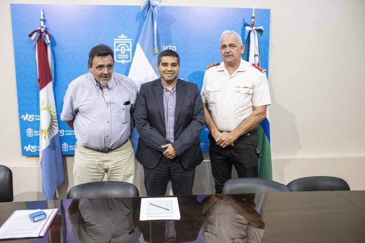 Río Cuarto entrega autos a Bomberos  de Las Higueras para entrenamiento